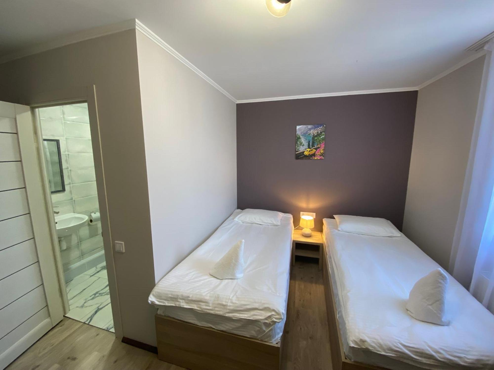 Autopark Hotel Lviv Buitenkant foto