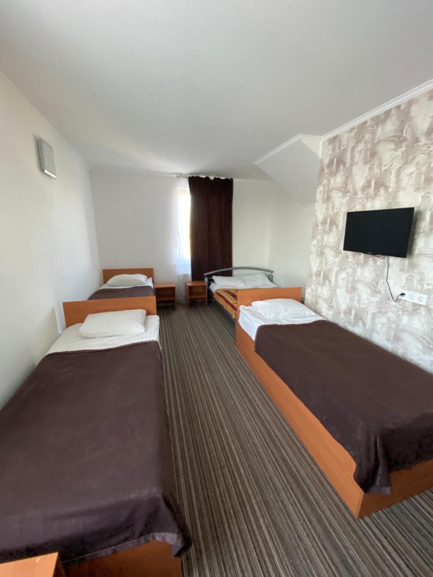 Autopark Hotel Lviv Buitenkant foto