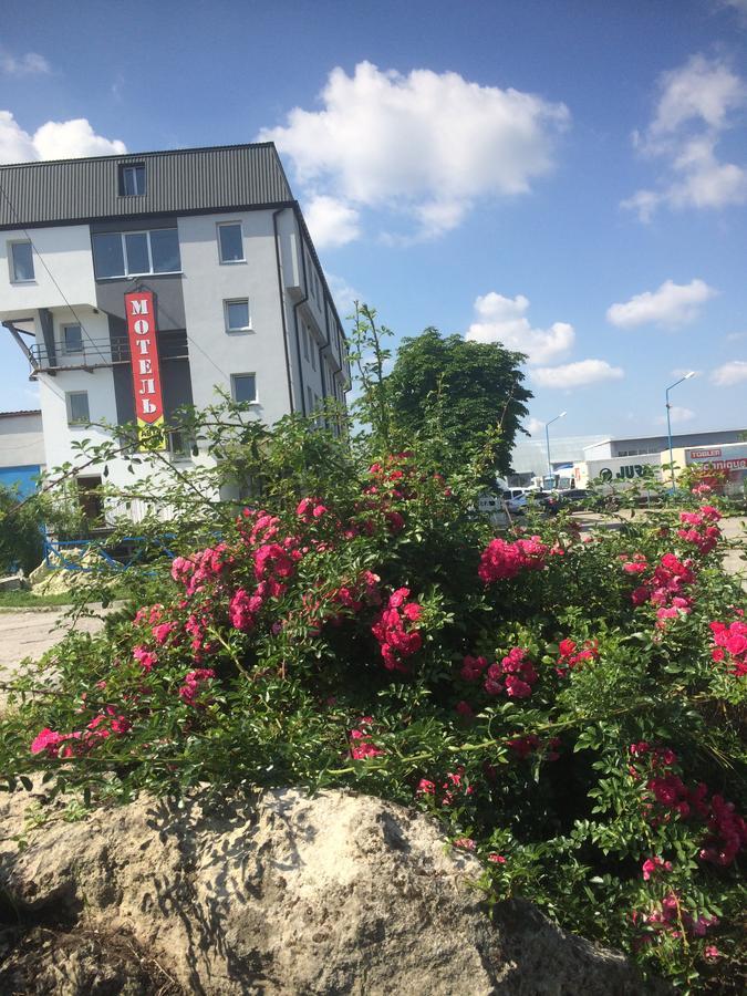 Autopark Hotel Lviv Buitenkant foto