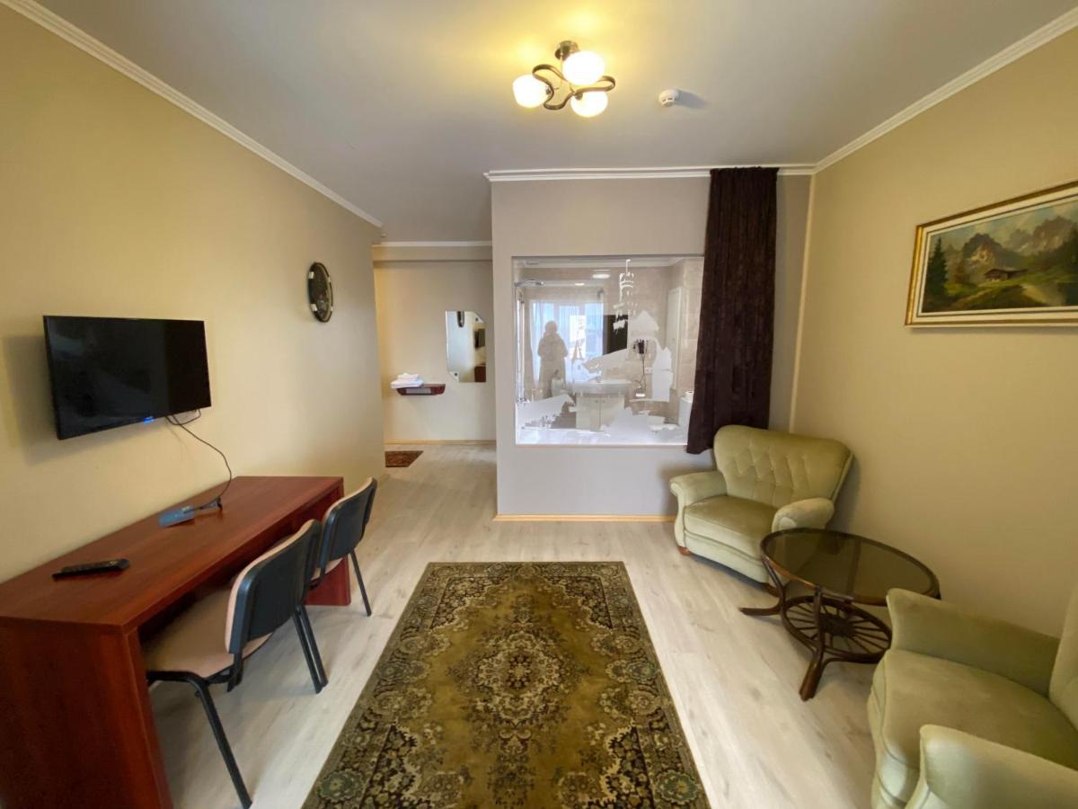 Autopark Hotel Lviv Buitenkant foto