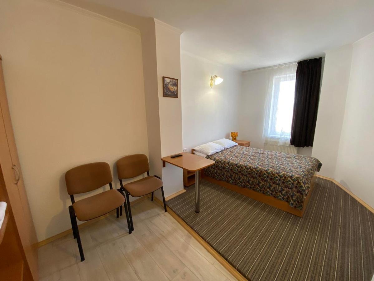 Autopark Hotel Lviv Buitenkant foto