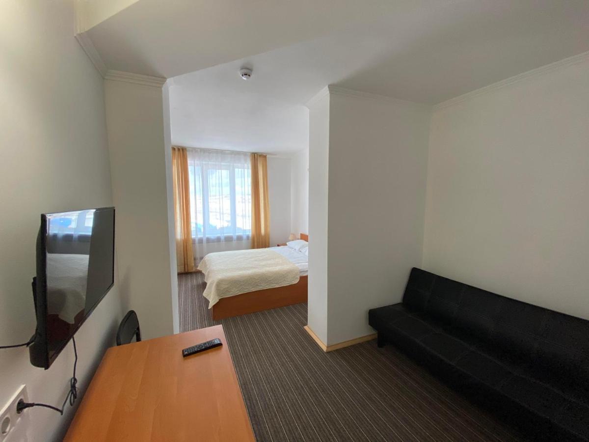 Autopark Hotel Lviv Buitenkant foto