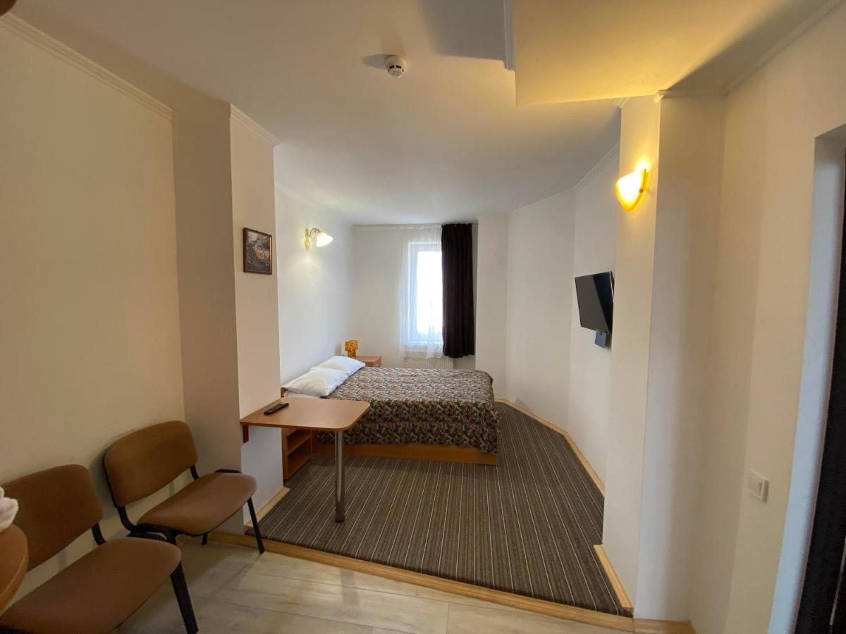 Autopark Hotel Lviv Buitenkant foto