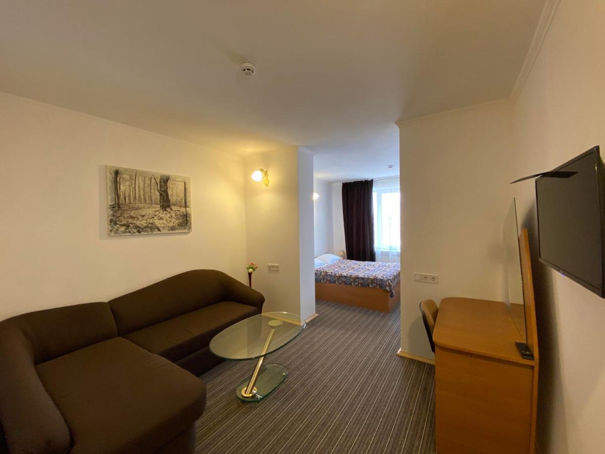 Autopark Hotel Lviv Buitenkant foto