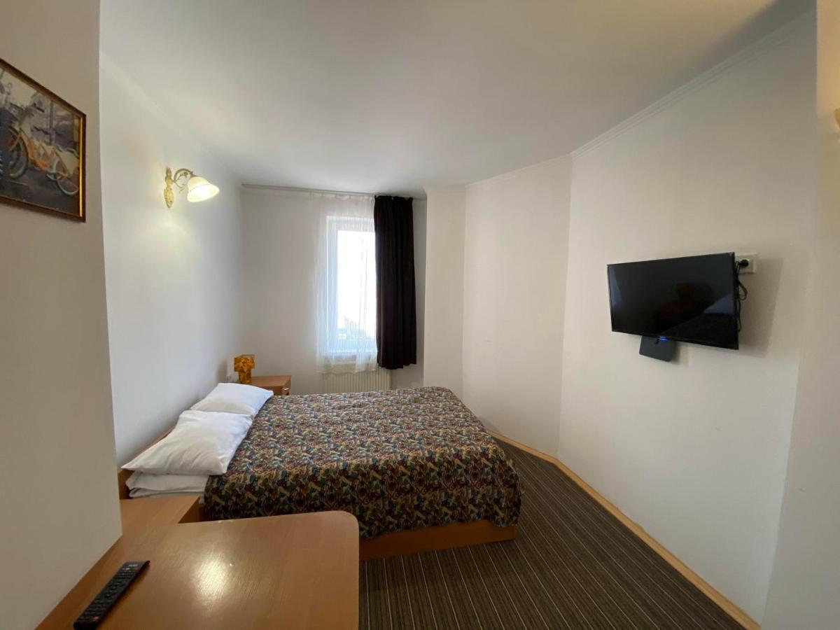 Autopark Hotel Lviv Buitenkant foto