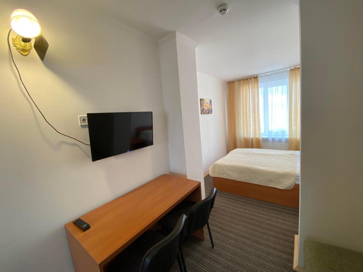 Autopark Hotel Lviv Buitenkant foto
