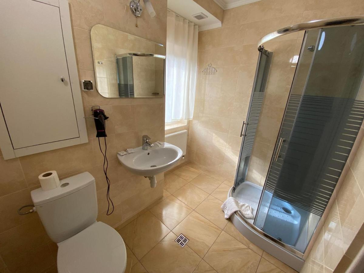 Autopark Hotel Lviv Buitenkant foto