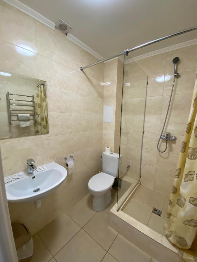 Autopark Hotel Lviv Buitenkant foto