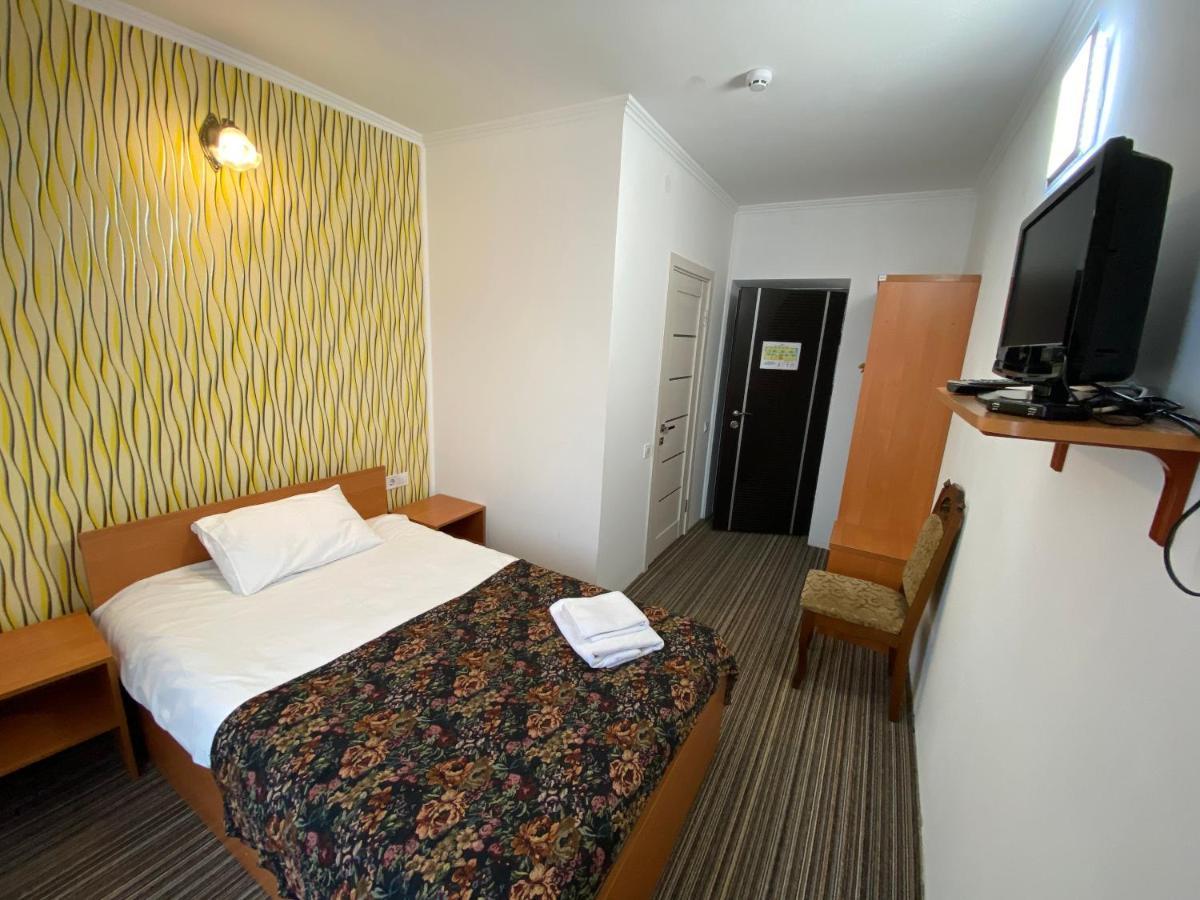 Autopark Hotel Lviv Buitenkant foto